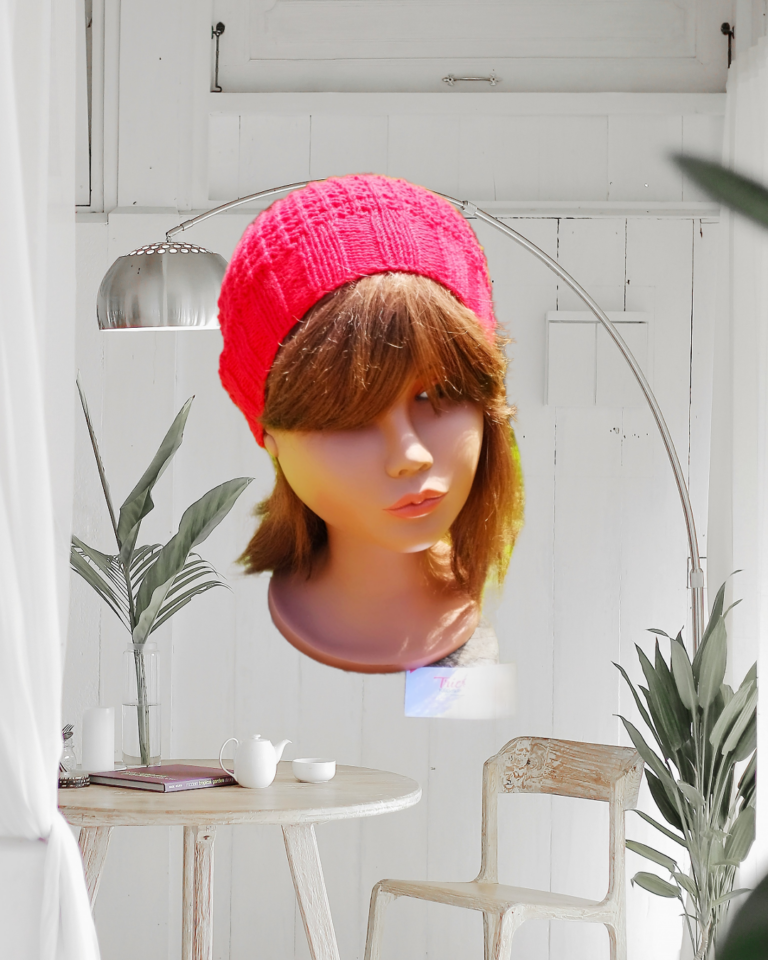 Mannequin portant un béret rouge vif.