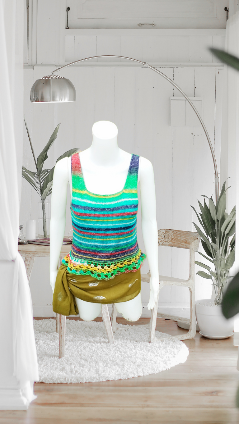 Mannequin exposant un haut tricoté multicolore.
