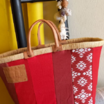 Panier artisanal réunionnais en tissu rouge et motif géométrique blanc