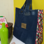 Sac cabas en jean upcyclé avec détails patchwork coloré et étiquette en cuir, création artisanale de La Réunion.