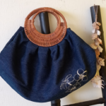 Panier en jean avec motif de sirène brodé et bordure en dentelle, artisanat de La Réunion.